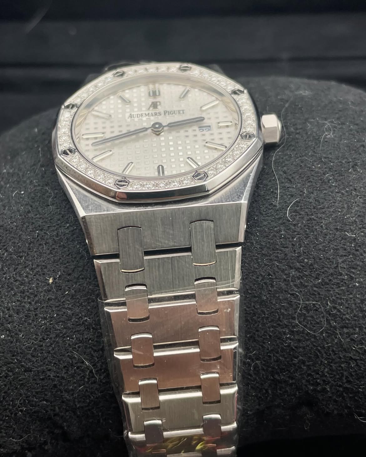 audemars-piguet-blanco-borde-diamante-2.jpg Audemars Piguet Royal Oak Ladies Quartz Plata Grande Tapisserie 33mm – Ref. 67651ST - Imagen 3