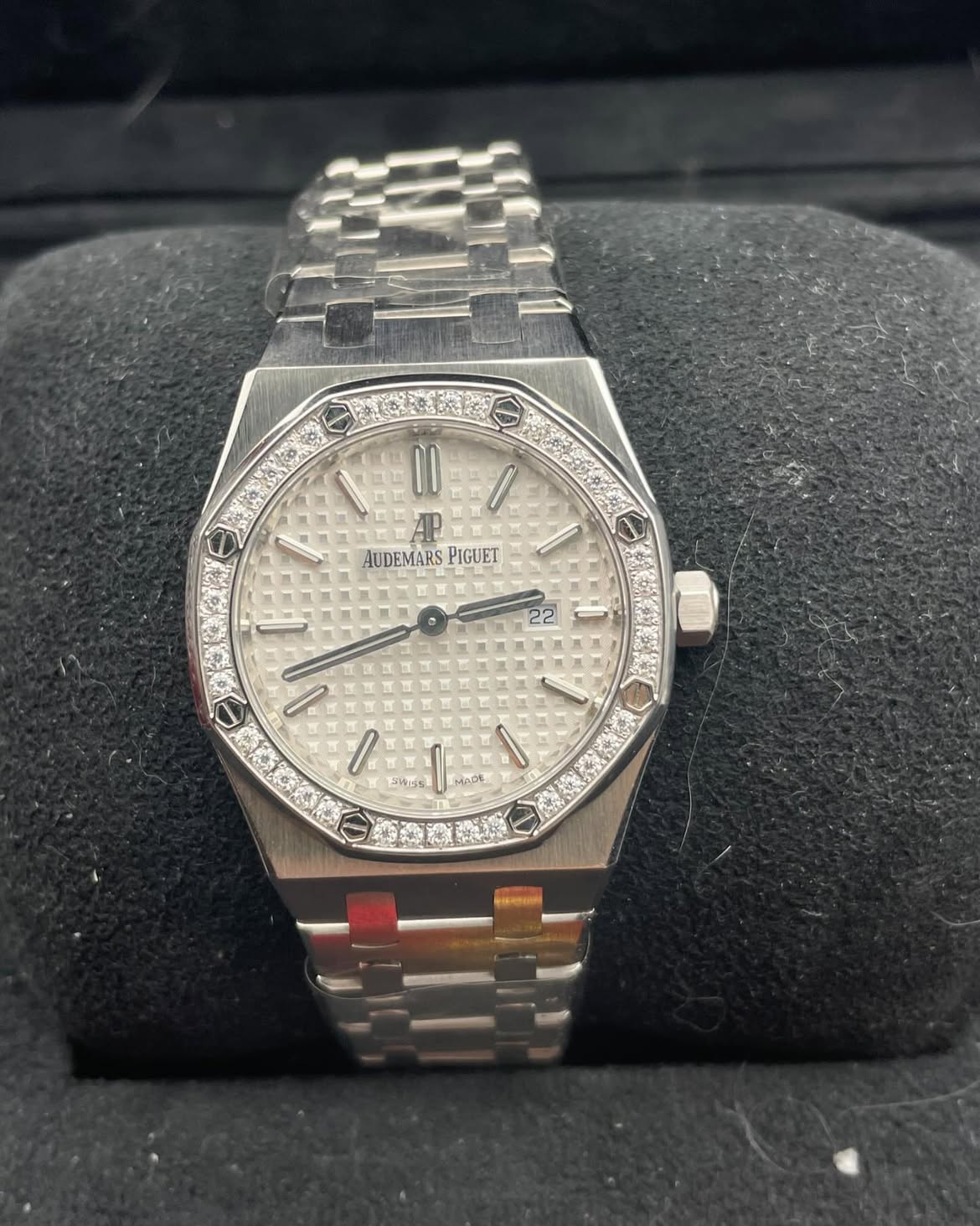 audemars-piguet-blanco-borde-diamante-5.jpg Audemars Piguet Royal Oak Ladies Quartz Plata Grande Tapisserie 33mm – Ref. 67651ST