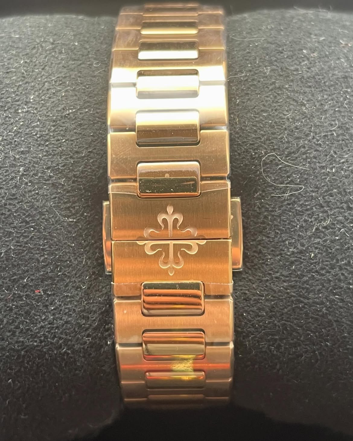 patek-philippe-dorado-diamantes-alrededor-2.jpg Patek Philippe Nautilus Señora Dorado 35,2mm – Ref. 7118/1200R-010 - Imagen 2