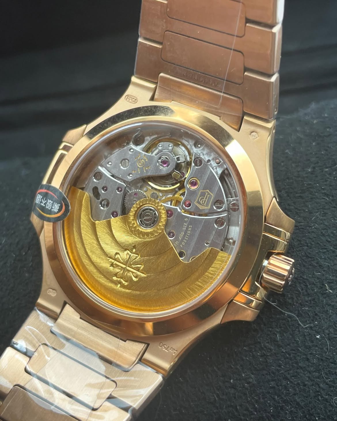 patek-philippe-dorado-diamantes-alrededor-3.jpg Patek Philippe Nautilus Señora Dorado 35,2mm – Ref. 7118/1200R-010 - Imagen 3