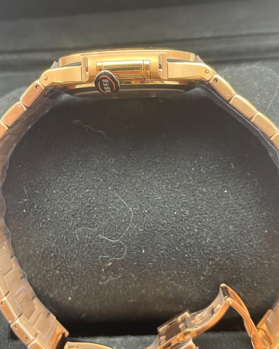 patek-philippe-dorado-diamantes-alrededor-4.jpg Patek Philippe Nautilus Señora Dorado 35,2mm – Ref. 7118/1200R-010 - Imagen 4