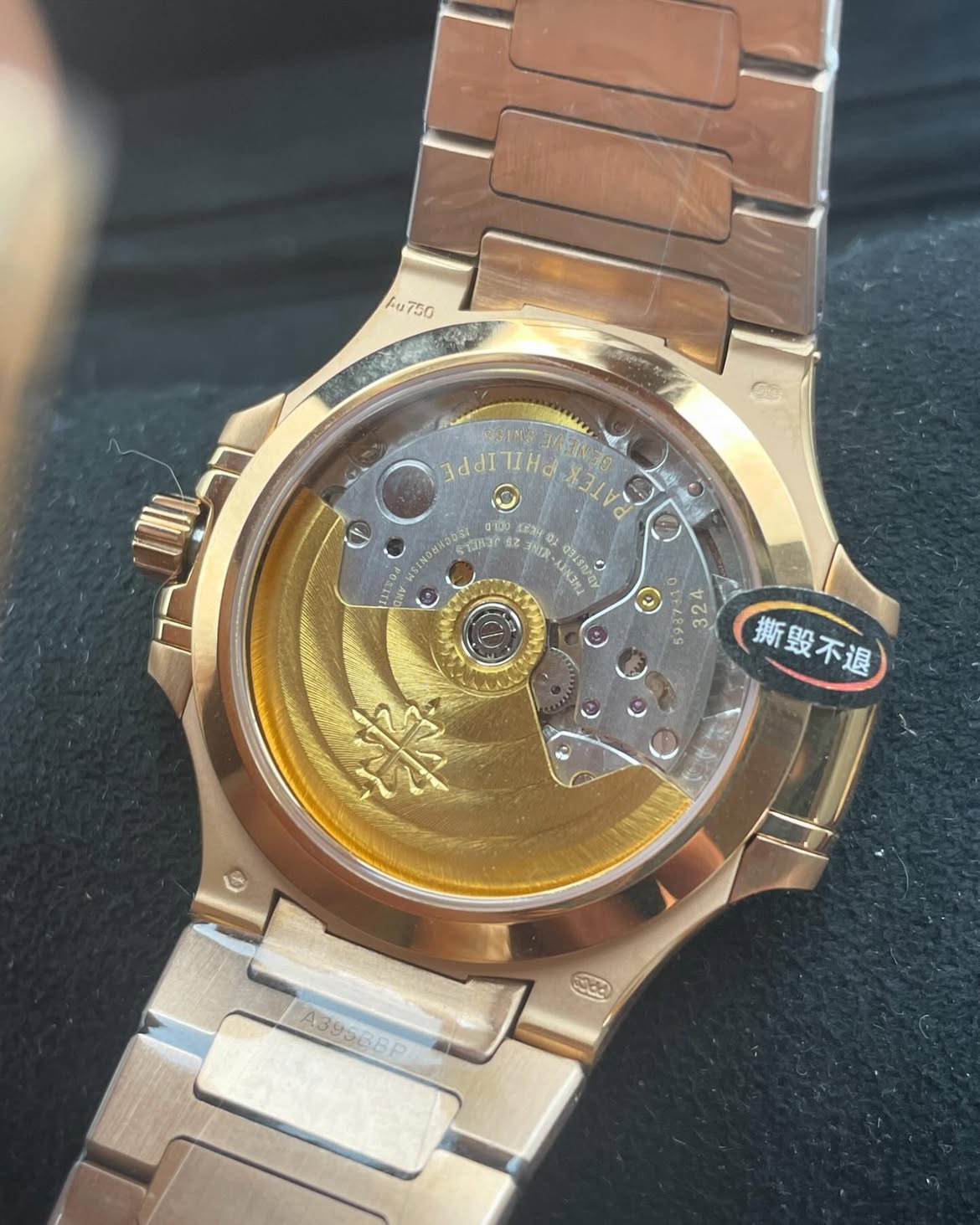 patek-philippe-dorado-diamantes-alrededor-5.jpg Patek Philippe Nautilus Señora Dorado 35,2mm – Ref. 7118/1200R-010 - Imagen 5