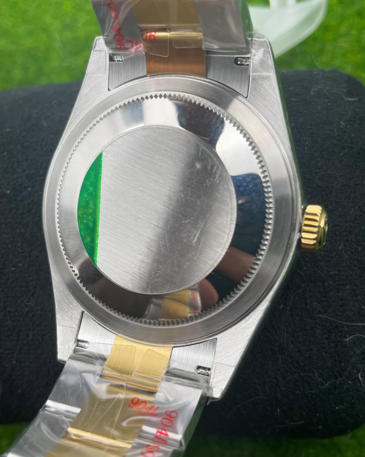 rolex-fondo-negro-borde-dorado-correa-plateada-2.jpg Rolex Sky-Dweller Rolesor Amarillo Negro 42mm – Ref. 326933-0002 - Imagen 2