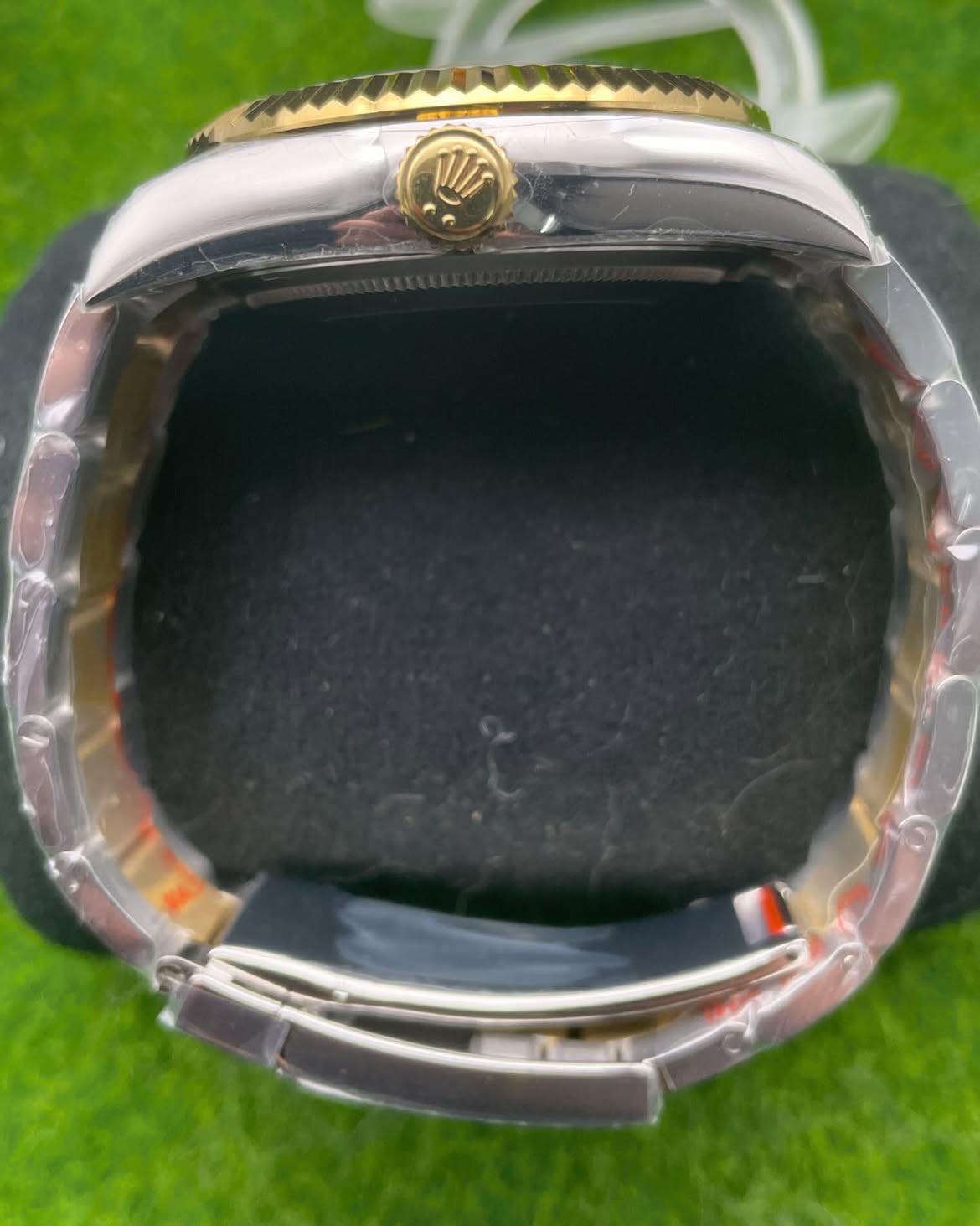 rolex-fondo-negro-borde-dorado-correa-plateada-3.jpg Rolex Sky-Dweller Rolesor Amarillo Negro 42mm – Ref. 326933-0002 - Imagen 3