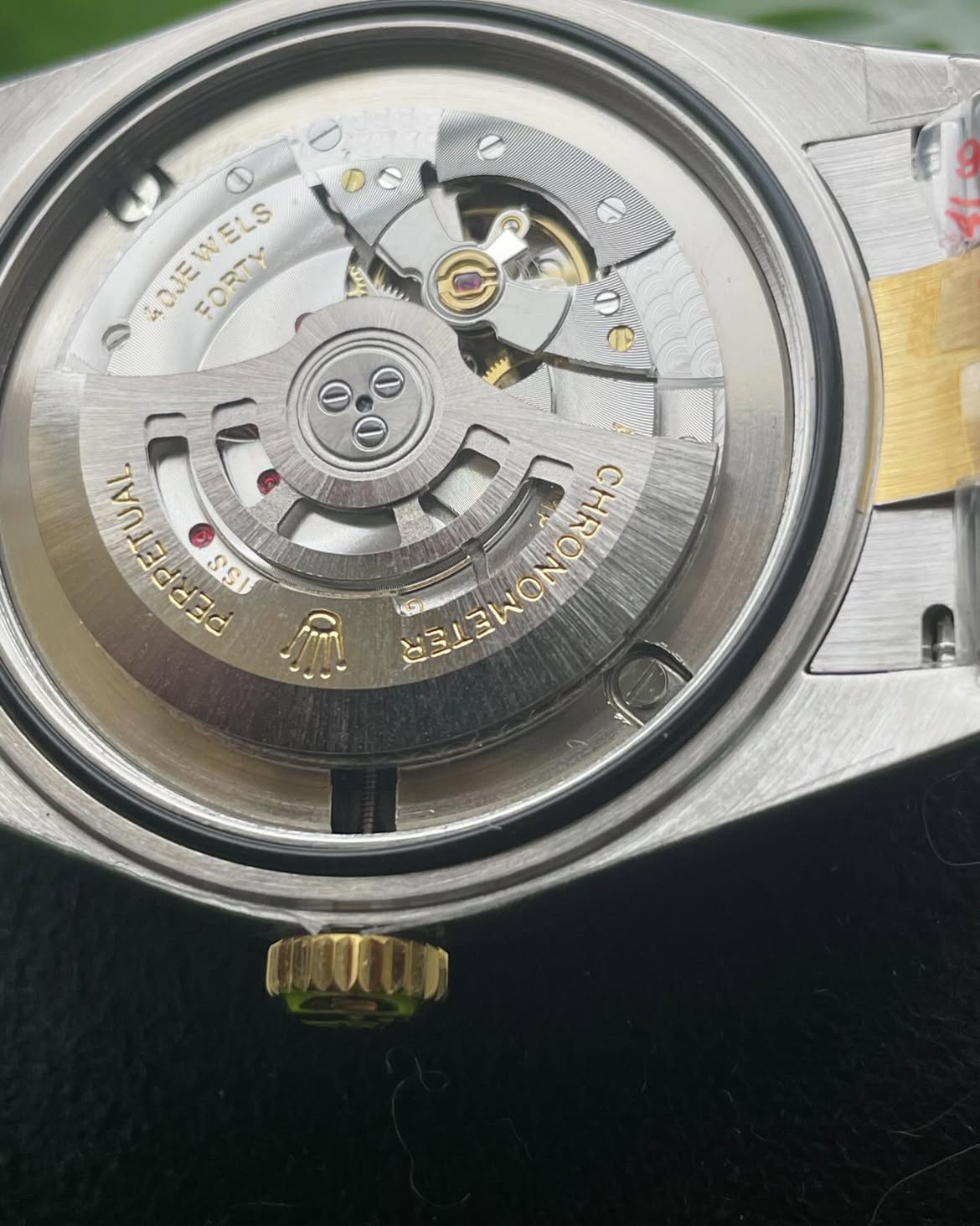 rolex-fondo-negro-borde-dorado-correa-plateada-5.jpg Rolex Sky-Dweller Rolesor Amarillo Negro 42mm – Ref. 326933-0002 - Imagen 4