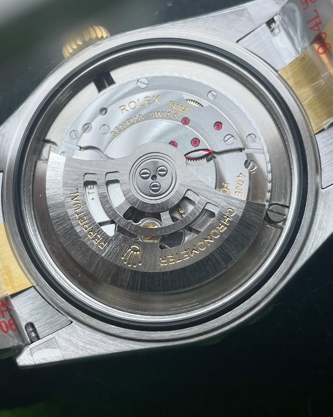 rolex-fondo-negro-borde-dorado-correa-plateada-6.jpg Rolex Sky-Dweller Rolesor Amarillo Negro 42mm – Ref. 326933-0002 - Imagen 5
