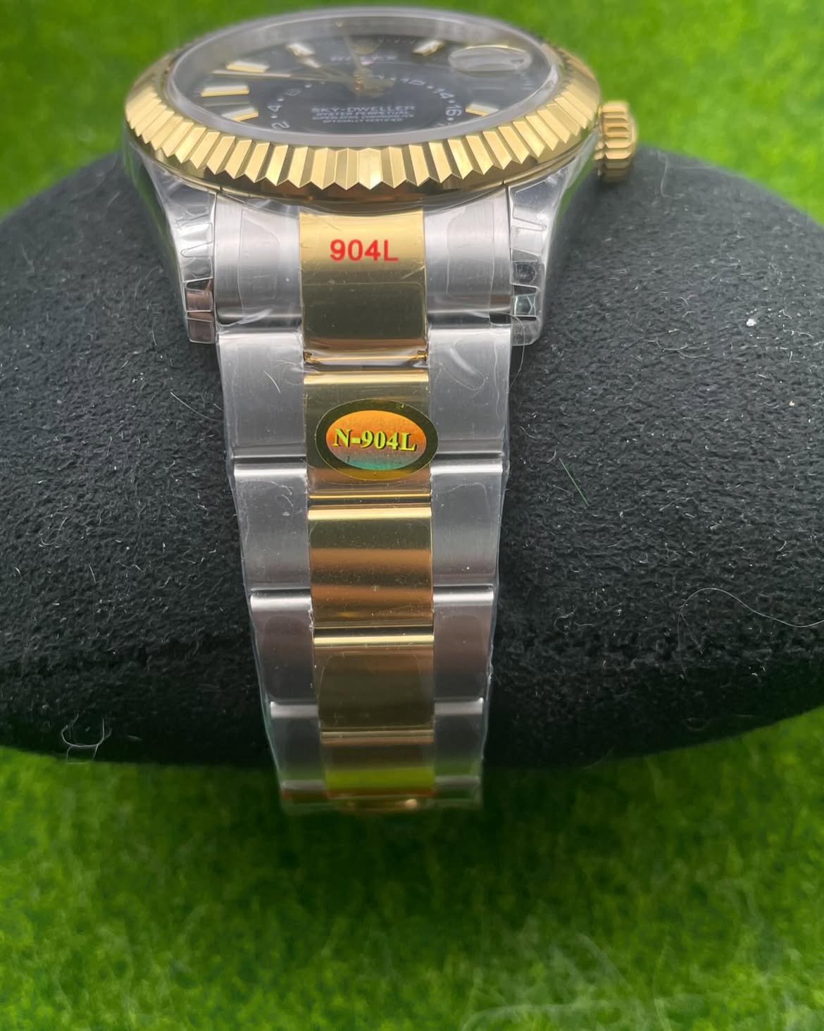 rolex-fondo-negro-borde-dorado-correa-plateada-7.jpg Rolex Sky-Dweller Rolesor Amarillo Negro 42mm – Ref. 326933-0002 - Imagen 6