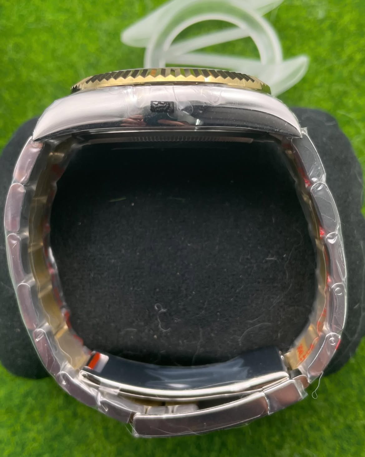 rolex-fondo-negro-borde-dorado-correa-plateada-8.jpg Rolex Sky-Dweller Rolesor Amarillo Negro 42mm – Ref. 326933-0002 - Imagen 7